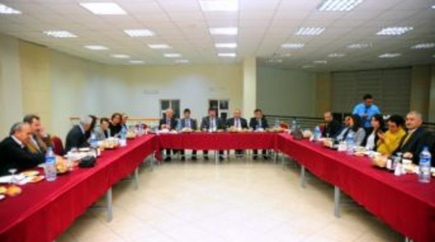 Başarılı Akademisyenlere Teşekk&uuml;r Belgesi