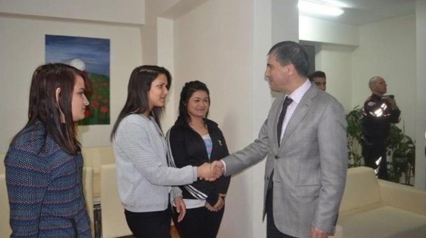 Polisler Sevgi Evlerinde Kalan &Ccedil;ocuklarla Buluştu