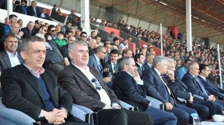 Vali Kahraman 24 Erzincanspor İle Bayburt Grup &Ouml;zel İdare Gen&ccedil;lik Ve Spor Karşılaşmasını İzledi