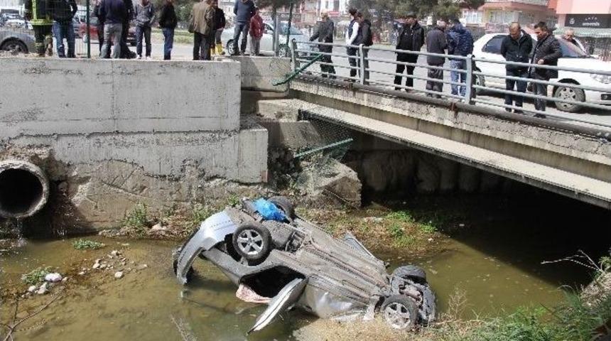 &Uuml;niversite &Ouml;ğrencileri Otomobil İle Dereye U&ccedil;tu: 3 Yaralı