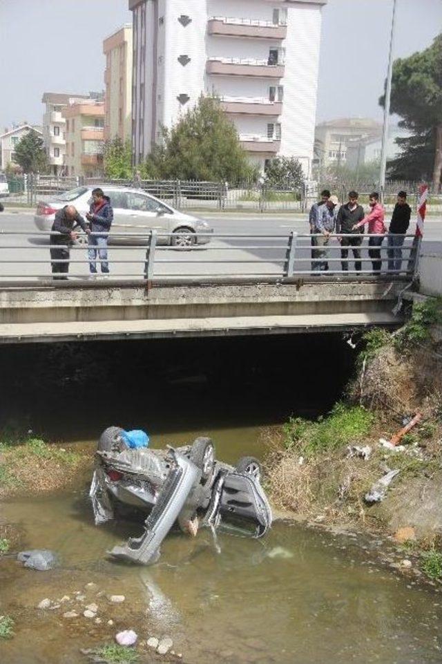 &Uuml;niversite &Ouml;ğrencileri Otomobil İle Dereye U&ccedil;tu: 3 Yaralı 1