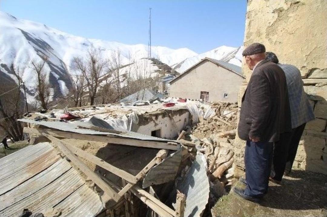 &Ccedil;&ouml;ken Evin Altında Can Veren 4 Kişi Toprağa Verildi