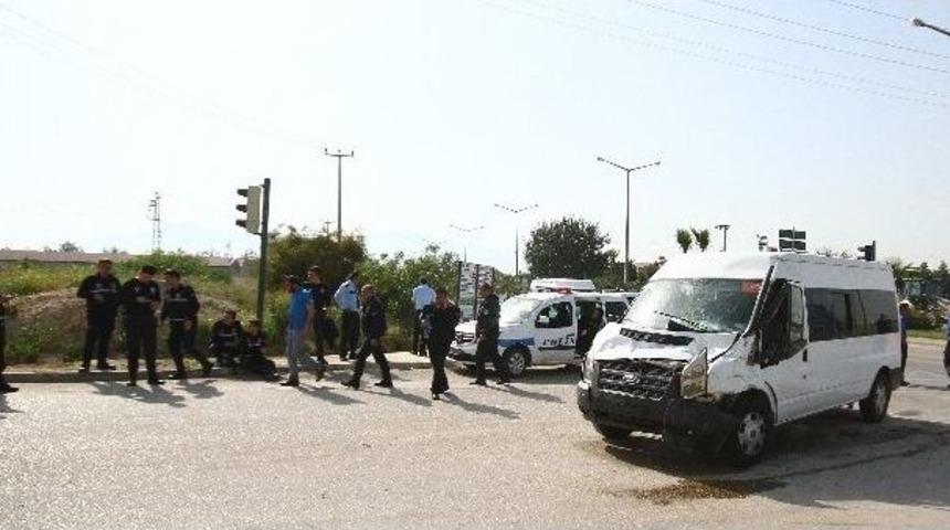 &Ccedil;evik Kuvvet Minib&uuml;s&uuml;ne Kamyon &Ccedil;arptı: 7 Yaralı
