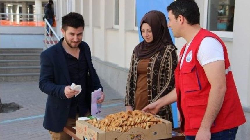 Gen&ccedil;lik Merkezi Kandil Simidi Dağıttı