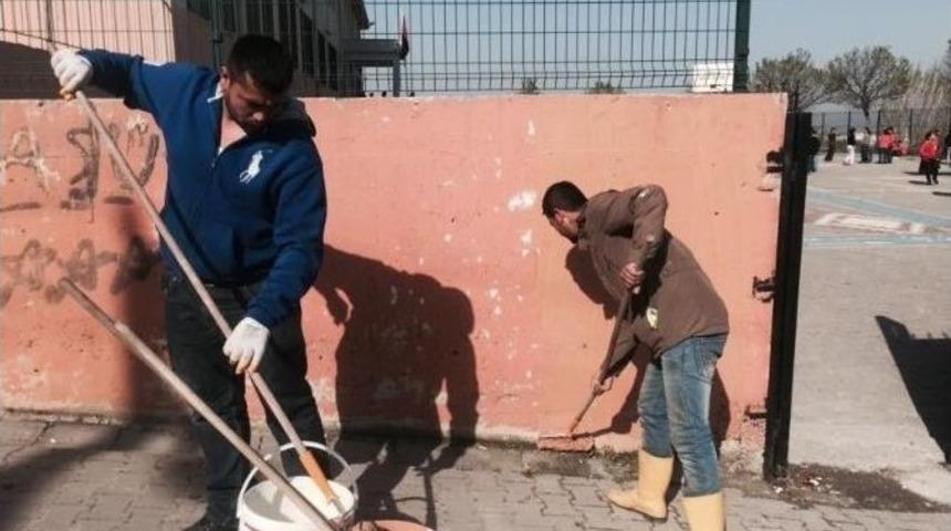 Genç Romanlar Okullarına Sahip Çıktı