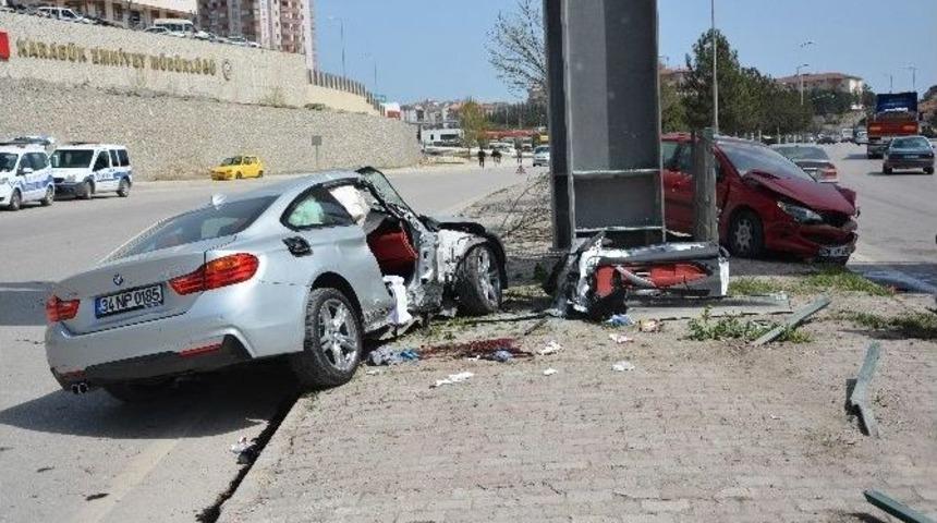 Karab&uuml;k&rsquo;te Trafik Kazası: 1&rsquo;i Ağır, 2 Yaralı