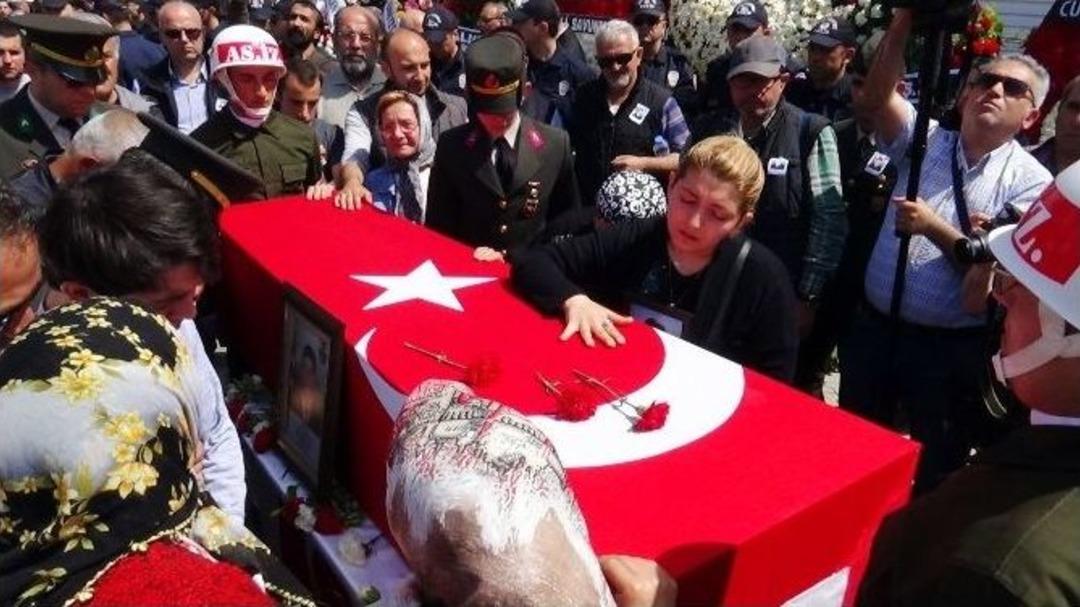 &Ccedil;ocukluk Arkadaşı Şehit Uzman &Ccedil;avuşlar Yan Yana Defnedildi
