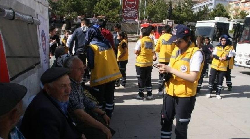 Yozgat Atat&uuml;rk Sağlık Meslek Lisesi &Ouml;ğrencileri Vatandaşın Tansiyon Ve Kan Şekerini &Ouml;l&ccedil;t&uuml;
