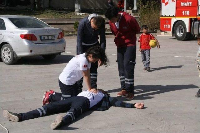 Yozgat Atatürk Sağlık Meslek Lisesi Öğrencileri Vatandaşın Tansiyon Ve Kan Şekerini Ölçtü