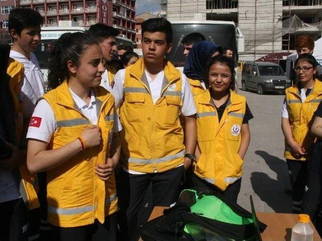 Yozgat Atatürk Sağlık Meslek Lisesi Öğrencileri Vatandaşın Tansiyon Ve Kan Şekerini Ölçtü