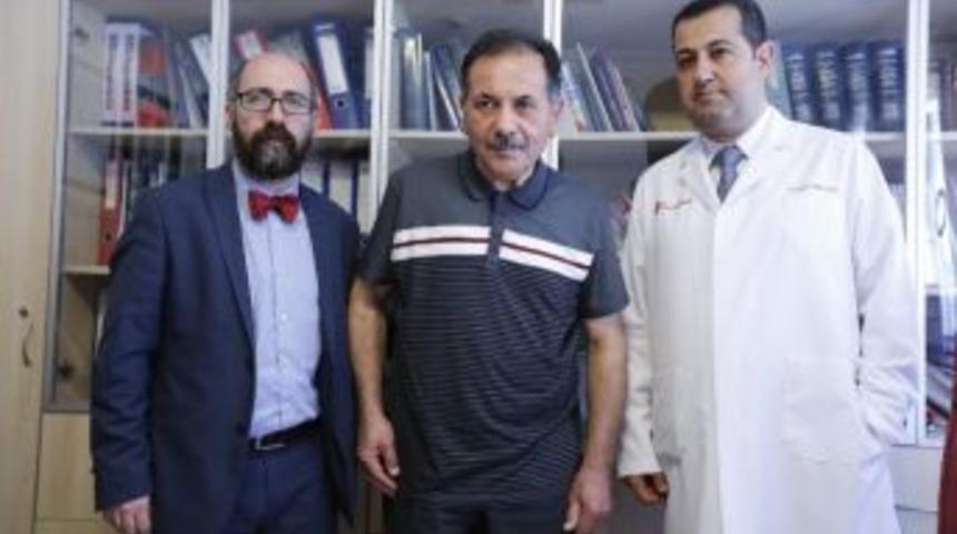 Parkinson Hastalarına Uyanıkken Beyin Pili Takılıyor