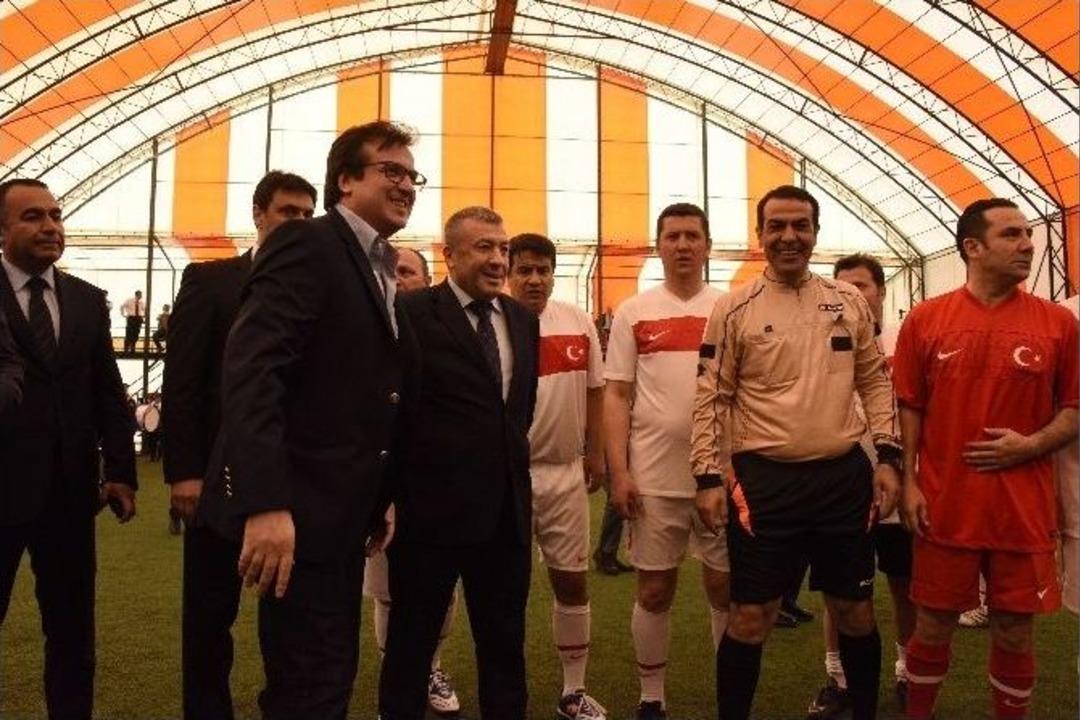 Emniyet M&uuml;d&uuml;rleri Ve &Uuml;nl&uuml;ler Yeşil Sahada Karşı Karşıya Geldi