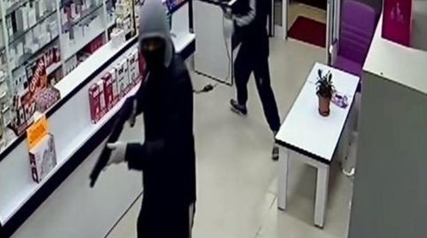 Pompalı T&uuml;fekle Eczane Soygunu Kamerada