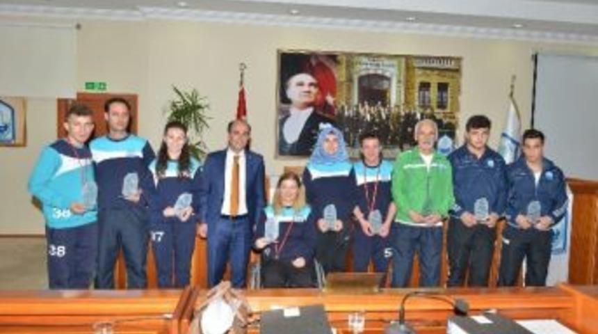 Başkan Edebali Şampiyonları &Ouml;d&uuml;llendirdi