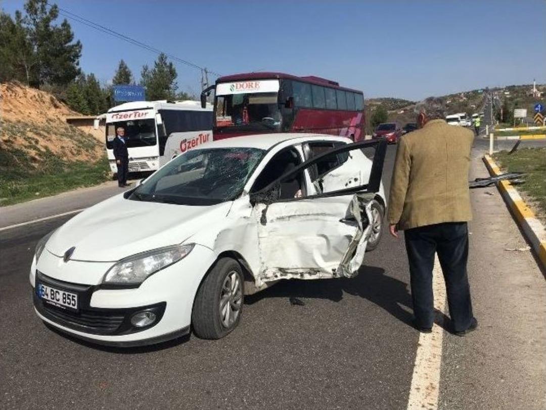 Uşak&rsquo;ta Kaza, Otomobille &Ccedil;arpışan Midib&uuml;s Yoldan &Ccedil;ıktı