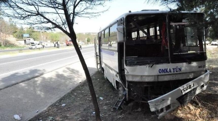 Uşak&rsquo;ta Servis Otob&uuml;s&uuml; Kazası; 3 Yaralı