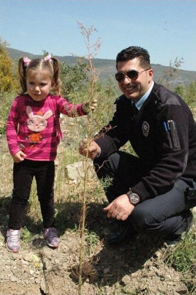 Minikler Polislerle Beraber Ağaç Dikti