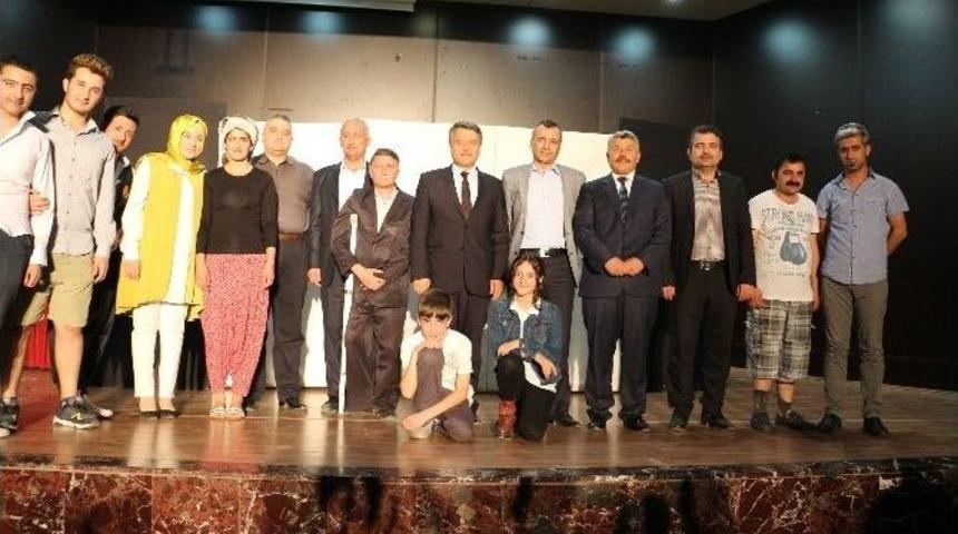 &lsquo;şaka Gibi&rsquo; Adlı Tiyatro İzleyicilerle Buluştu