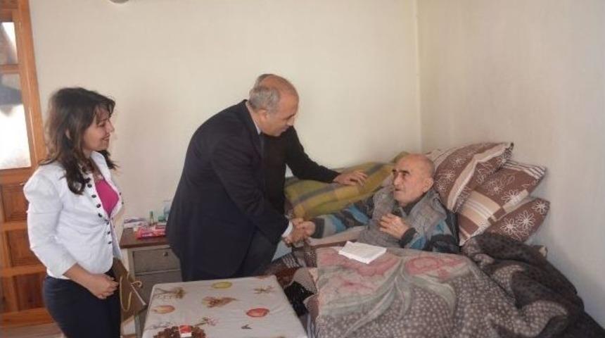 İl Sağlık M&uuml;d&uuml;r&uuml; Hastaları Evinde Ziyaret Etti