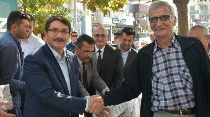 Başkan &Ccedil;elik Vatandaşlara Kandil Simidi İkram Etti