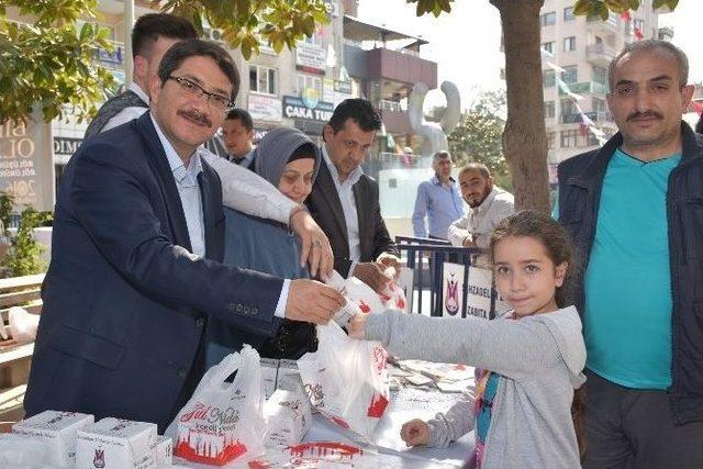 Başkan Çelik Vatandaşlara Kandil Simidi İkram Etti