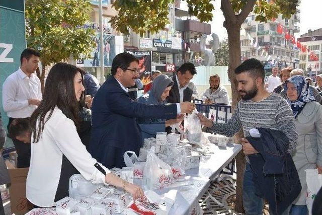 Başkan Çelik Vatandaşlara Kandil Simidi İkram Etti