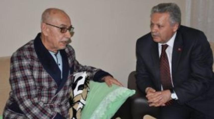 Vali Kahraman Esnaf Ziyaretinde Hasta Olduğunu &Ouml;ğrendiği Rahmi Tanoğlu&rsquo;na Ge&ccedil;miş Olsun Ziyaretinde Bulundu