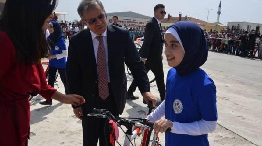 Öncüpınar Konteyner Kentte Kalan Suriyeli Çocuklara Bisiklet Dağıtıldı