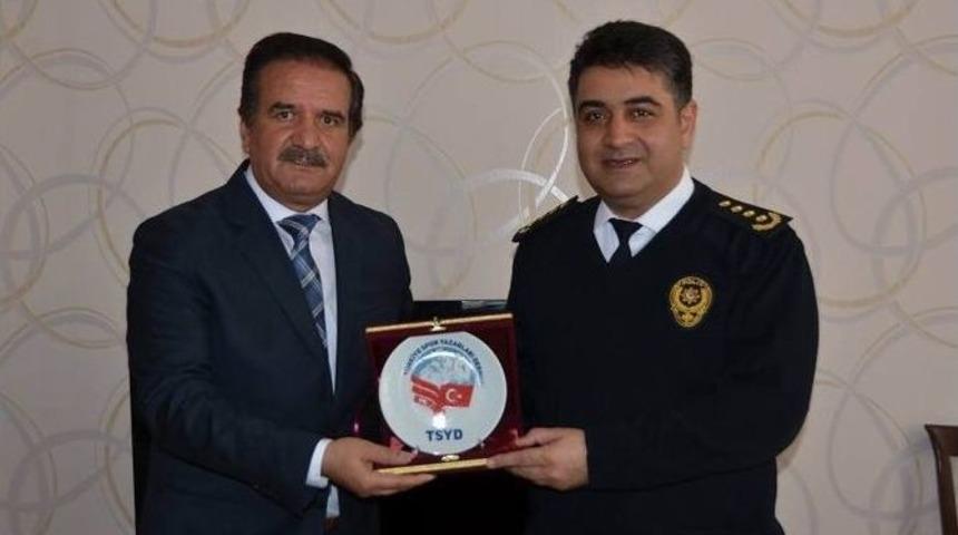 Tsyd Sivas Temsilciliği’nden, İl Emniyet Müdürü Çalışkan’a Teşekkür Plaketi
