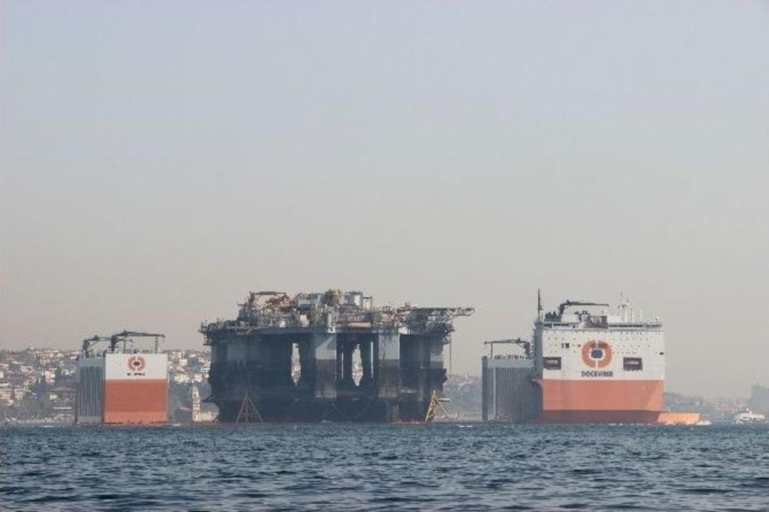 İstanbul Boğazı&rsquo;ndan Dev Platform Ge&ccedil;ti