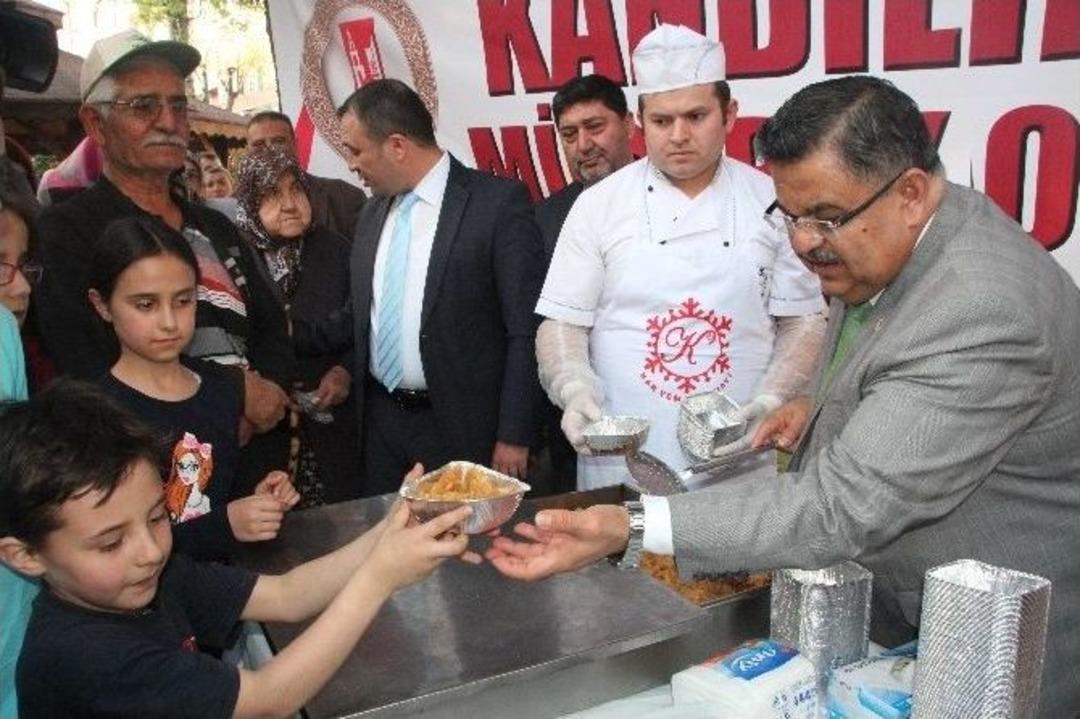 &Ccedil;eşmelerden Şerbet Aktı