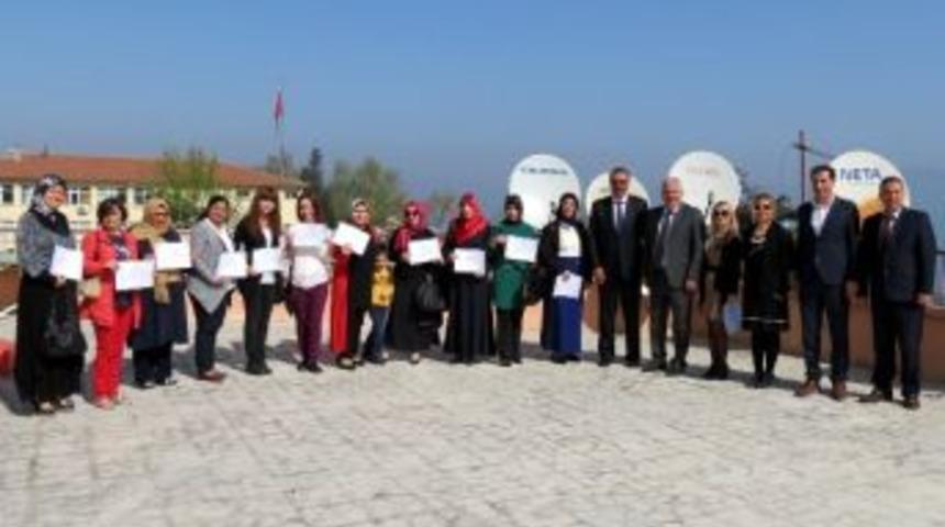 Çocuk Bakımı Kursiyerleri Sertifikalarını Aldı