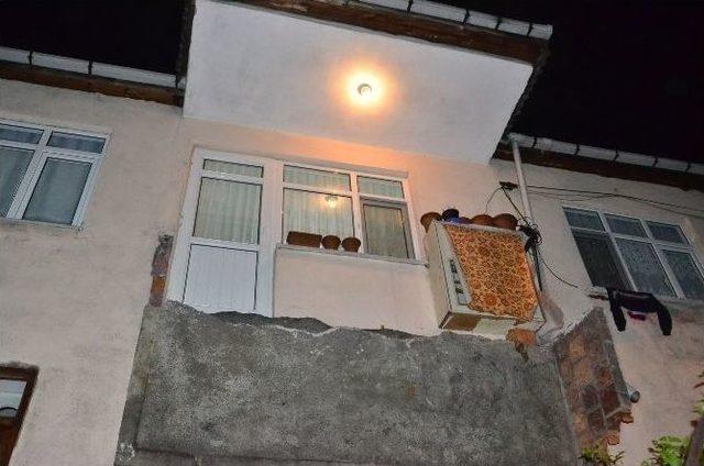 Sigara İçmek İçin Çıktıkları Balkon Çöktü