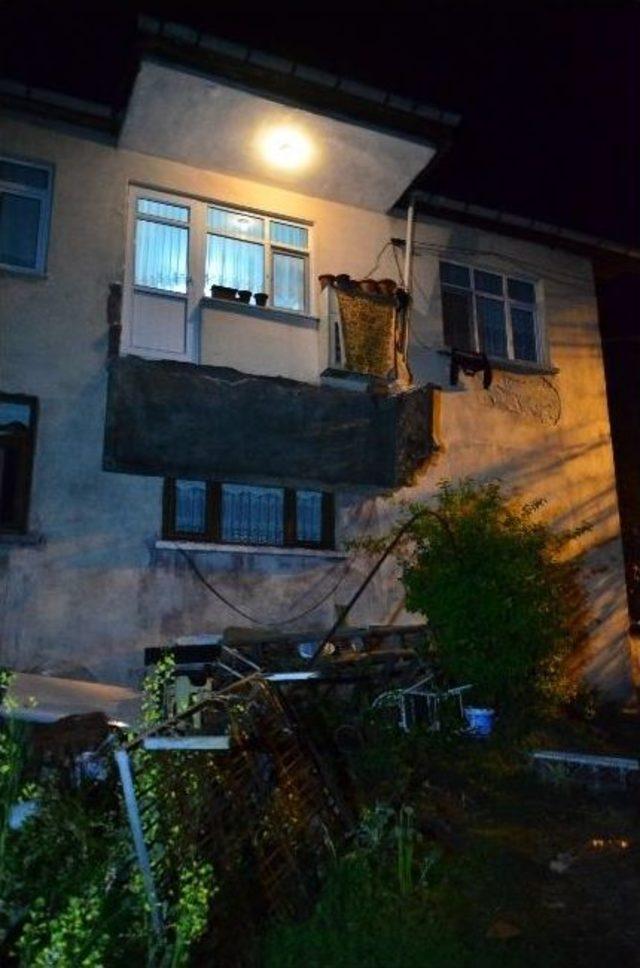 Sigara İçmek İçin Çıktıkları Balkon Çöktü