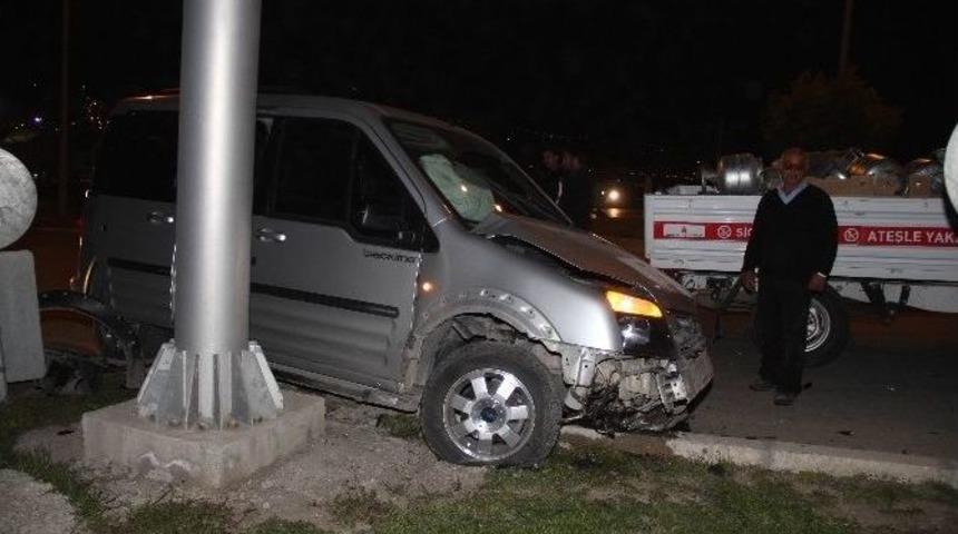 Kapalı Kasa Kamyonet, T&uuml;p Y&uuml;kl&uuml; Kamyonetle &Ccedil;arpıştı: 1 Yaralı
