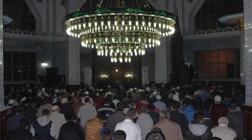 Kırşehir&rsquo;de Hoca Ahmed Yesevi Camii Merkezli Regaip Kandili Karşılandı