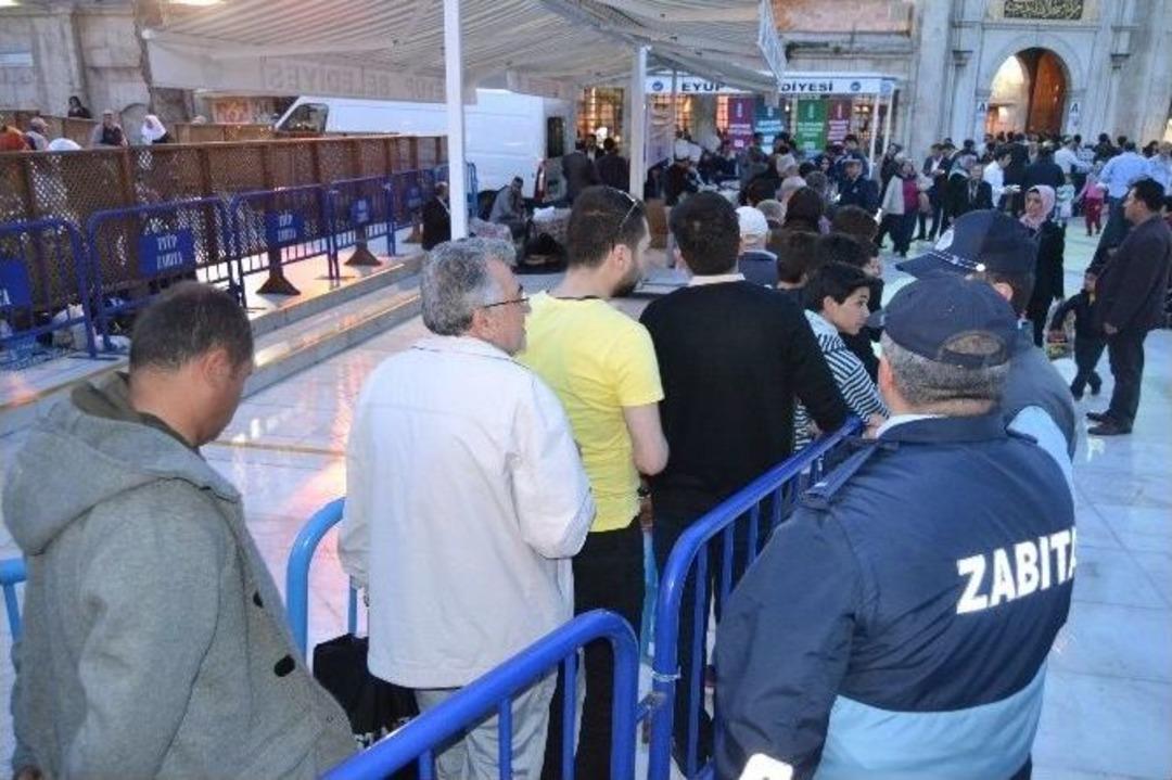 Ey&uuml;p Sultan&rsquo;da Regaip Kandili Coşkusu