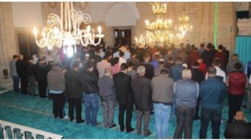 R&uuml;stempaşa Camii&rsquo;nde Regaip Kandili Coşkusu