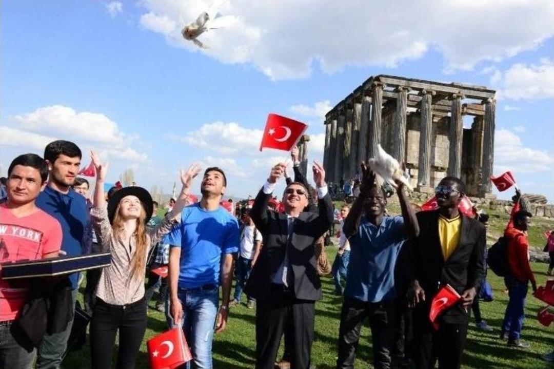 137 &Uuml;lkeden 200 &Ouml;ğrenci Aizonai&rsquo;de &lsquo;barış G&uuml;vercini&rsquo; U&ccedil;urdu