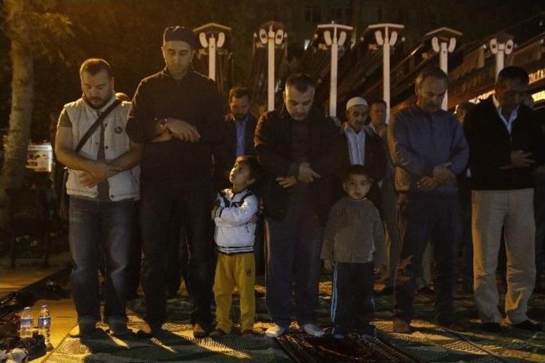 Antalya Regaip Kandili&rsquo;nde Camilere Sığmadı