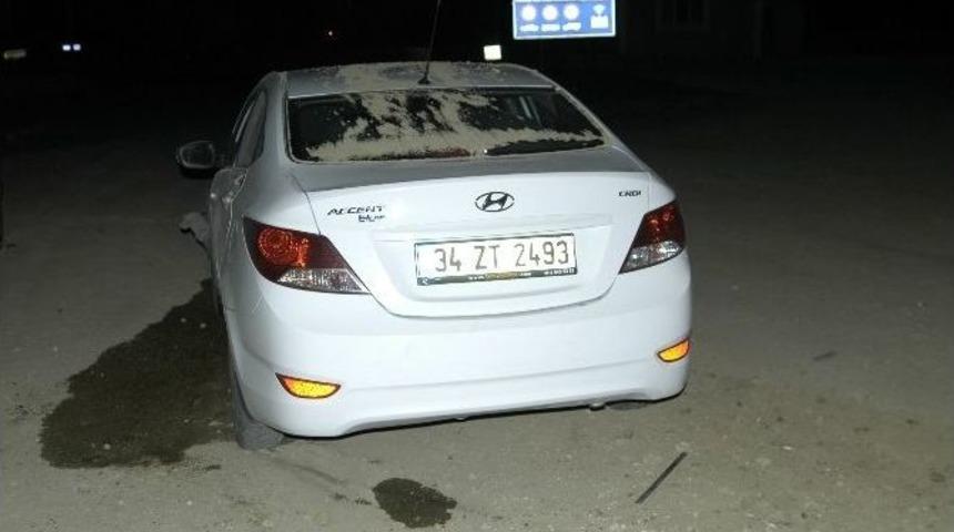 Otomobil Kum &Ouml;beğine &Ccedil;akıldı: 4 Yaralı