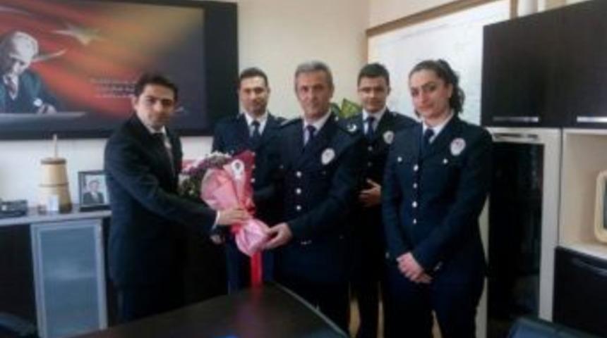 Kaymakam Muhammet Tugay Polislere T&uuml;rk Bayrağı Ve Kur&rsquo;an-ı Kerim Hediye Etti