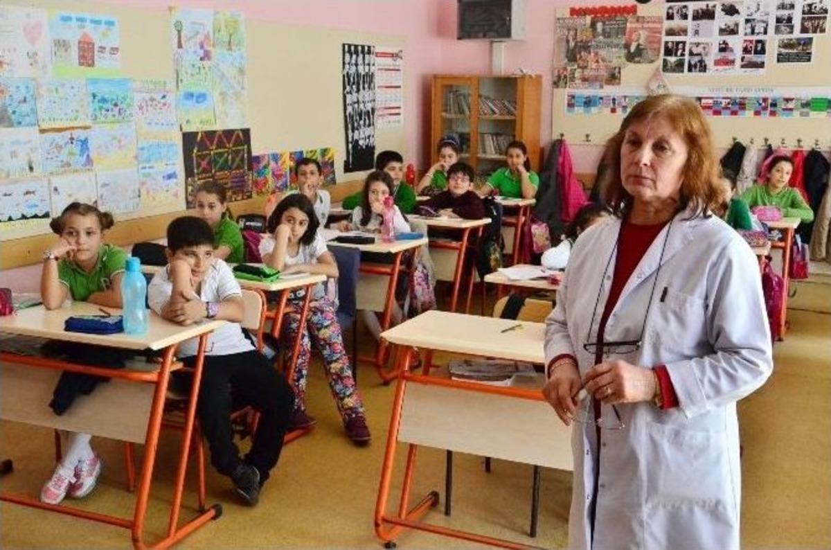 Doğum G&uuml;n&uuml;nde Emekli Olan &Ouml;ğretmene H&uuml;z&uuml;nl&uuml; Veda