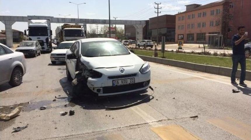 Kırmızı Işıkta Bekleyen Ara&ccedil;ların Arasına Daldı