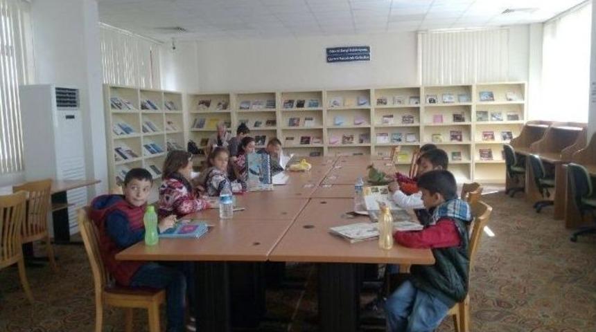 Kitap Kurdu Projesinde Dereceye Giren &Ouml;ğrenciler &Ouml;d&uuml;llendirildi