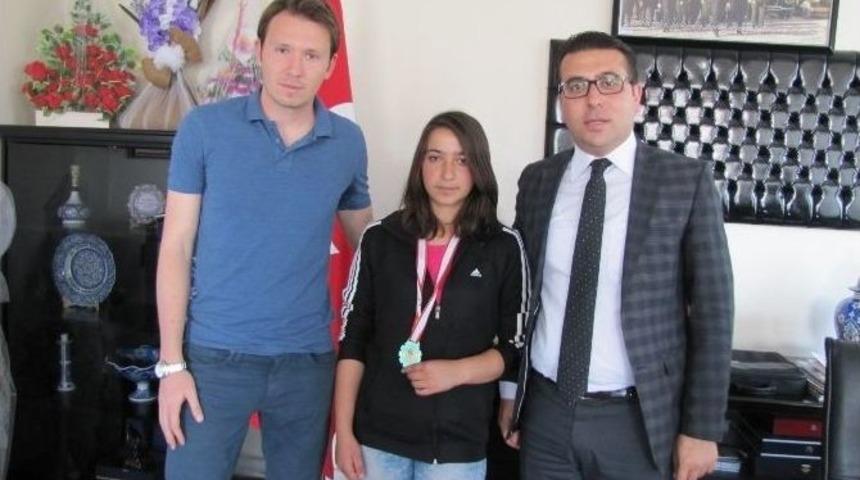 Kaymakam Bayraktar T&uuml;rkiye Şampiyonu Tenis&ccedil;i &Ouml;ğrenciyi Kabul Etti