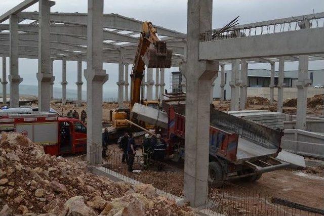 6 Tonluk Beton Blokun Altında Can Verdi