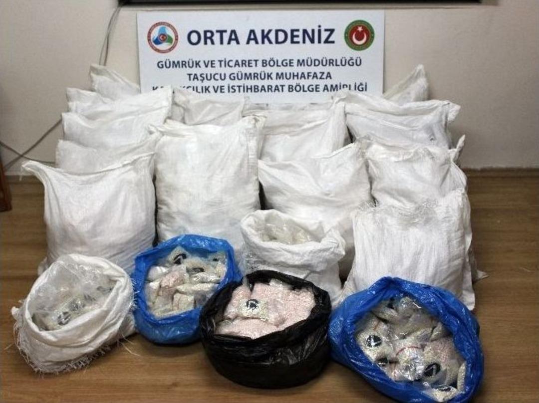 Dedekt&ouml;r K&ouml;pek Oli G&uuml;bre &Ccedil;uvalında Uyuşturucu Buldu