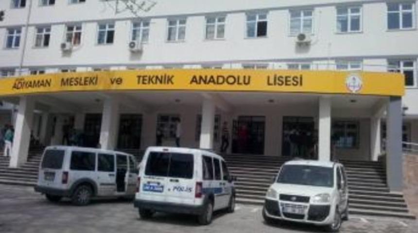 Lise &Ouml;ğrencileri Arasında Kavga: 1 Yaralı