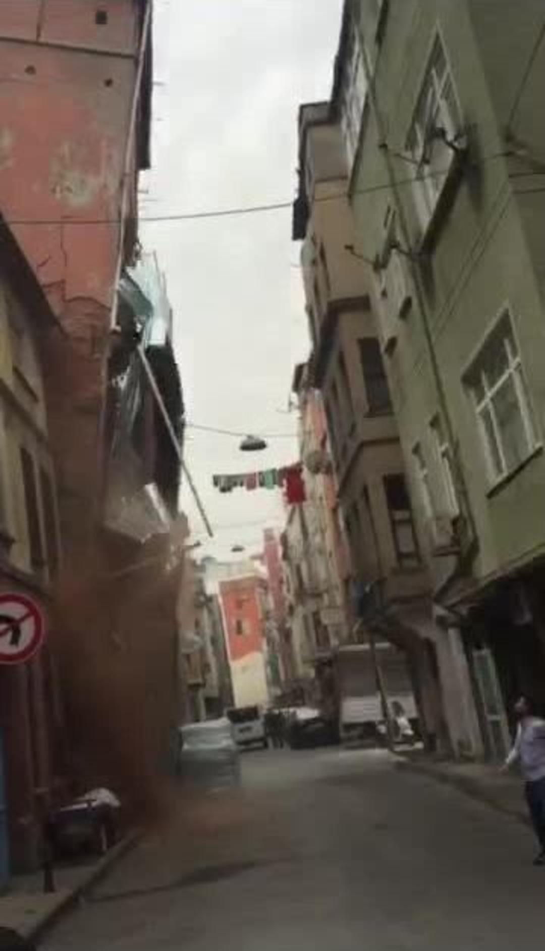 Beyoğlu&rsquo;nda Beş Katlı Bina &Ccedil;&ouml;kt&uuml;